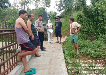 Hujan Deras Picu Longsor, Tembok Rumah Warga Tambun Nabolon Rubuh, Polisi Turun Sambangi Korban