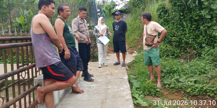 Hujan Deras Picu Longsor, Tembok Rumah Warga Tambun Nabolon Rubuh, Polisi Turun Sambangi Korban Hujan Deras Picu Longsor, Tembok Rumah Warga Tambun Nabolon Rubuh, Polisi Turun Sambangi Korban