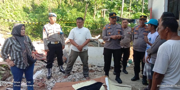 Sambut HUT ke-81 RI, Kapolsek Siantar Martoba Turun Langsung Bantu Korban Banjir, Tebar Kepedulian di Tengah Musibah