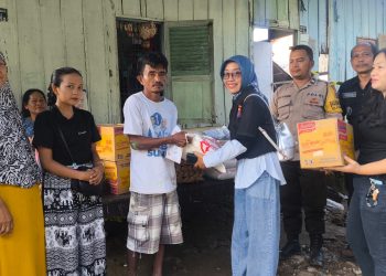 Polsek Siantar Martoba Hadir Dampingi Bankom Salurkan Bansos untuk Korban Longsor di Pondoksayur