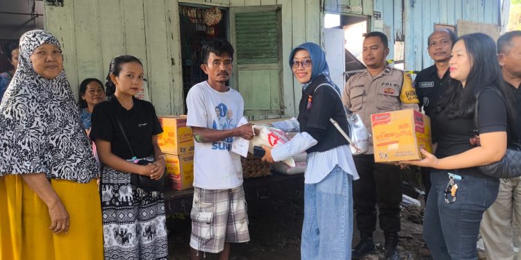 Polsek Siantar Martoba Hadir Dampingi Bankom Salurkan Bansos untuk Korban Longsor di Pondoksayur