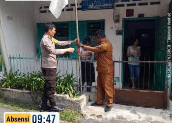Sambut HUT ke-81 RI, Polsek Siantar Utara Bersama Lurah Ajak Warga Kibarkan Merah Putih