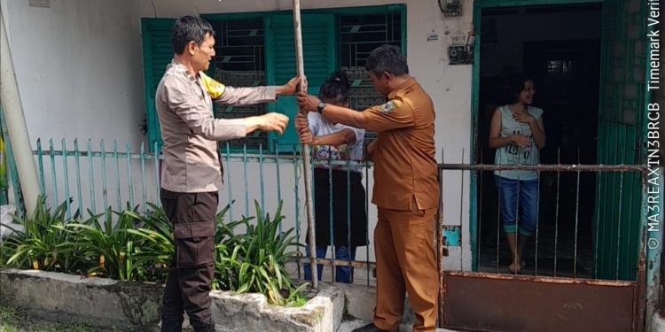 Sambut HUT ke-81 RI, Polsek Siantar Utara Bersama Lurah Ajak Warga Kibarkan Merah Putih