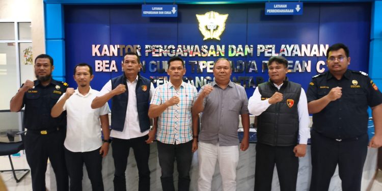 Sat Reskrim Polres Pematangsiantar Limpahkan 4.800 Bungkus Rokok Ilegal dan Dua Terduga Pelaku ke Bea Cukai Sat Reskrim Polres Pematangsiantar Limpahkan 4.800 Bungkus Rokok Ilegal dan Dua Terduga Pelaku ke Bea Cukai