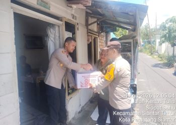 Sambut HUT ke-81 RI, Kapolsek Siantar Timur Turun Langsung Berikan Sembako kepada Warga Kurang Mampu