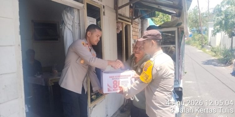 Sambut HUT ke-81 RI, Kapolsek Siantar Timur Turun Langsung Berikan Sembako kepada Warga Kurang Mampu Sambut HUT ke-81 RI, Kapolsek Siantar Timur Turun Langsung Berikan Sembako kepada Warga Kurang Mampu