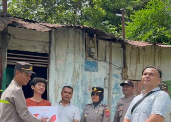 Sambut HUT ke-81 RI, Kapolsek Siantar Utara Turun Langsung Bagikan Sembako dan Bendera Merah Putih