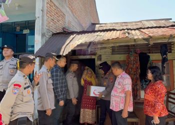 Sambut HUT ke-81 RI, Polsek Siantar Utara Kembali Berbagi Sembako dan Kibarkan Semangat Merah Putih