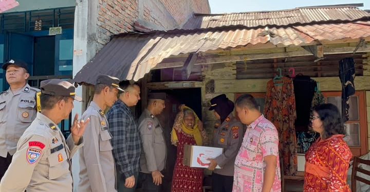 Sambut HUT ke-81 RI, Polsek Siantar Utara Kembali Berbagi Sembako dan Kibarkan Semangat Merah Putih