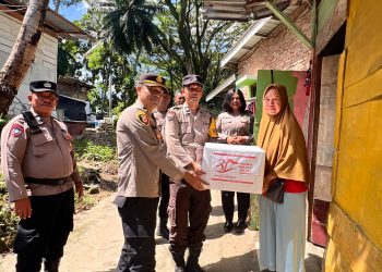 Sambut HUT ke-81 RI, Polsek Siantar Selatan Berbagi Sembako dan Kibarkan Merah Putih Bersama Warga