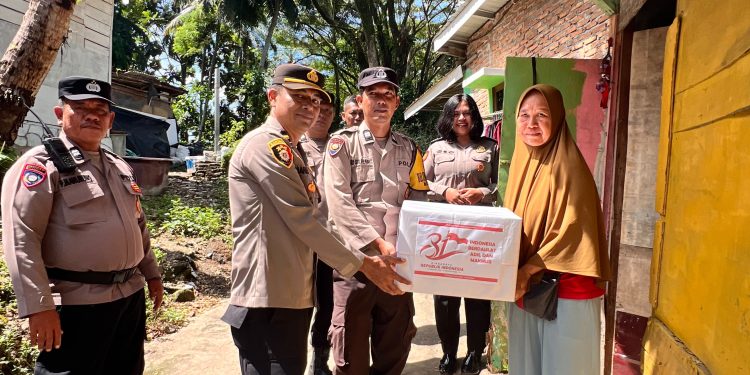 Sambut HUT ke-81 RI, Polsek Siantar Selatan Berbagi Sembako dan Kibarkan Merah Putih Bersama Warga