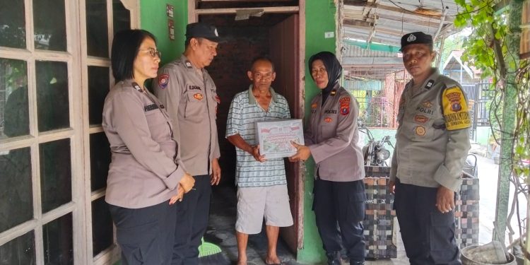 Sambut HUT ke-81 RI, Polsek Siantar Barat Turun Langsung Berbagi Bansos kepada Warga Membutuhkan