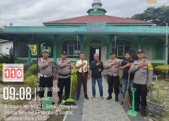 Sambut HUT ke-81 RI, Polsek Siantar Selatan Gotong Royong Bersihkan Rumah Ibadah