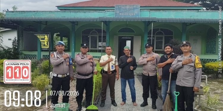 Sambut HUT ke-81 RI, Polsek Siantar Selatan Gotong Royong Bersihkan Rumah Ibadah