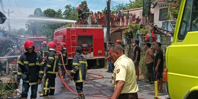 Puntung Rokok Diduga Picu Kebakaran Dua Rumah di Siantar Martoba, Kerugian Capai Rp550 Juta Puntung Rokok Diduga Picu Kebakaran Dua Rumah di Siantar Martoba, Kerugian Capai Rp550 Juta