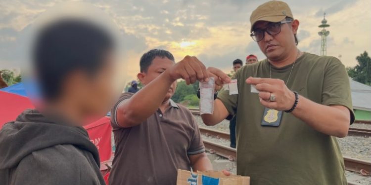 Sarang Narkoba Rel KA Tembung Digerebek, Anggota Geng Motor GPS Diciduk Sarang Narkoba Rel KA Tembung Digerebek, Anggota Geng Motor GPS Diciduk
