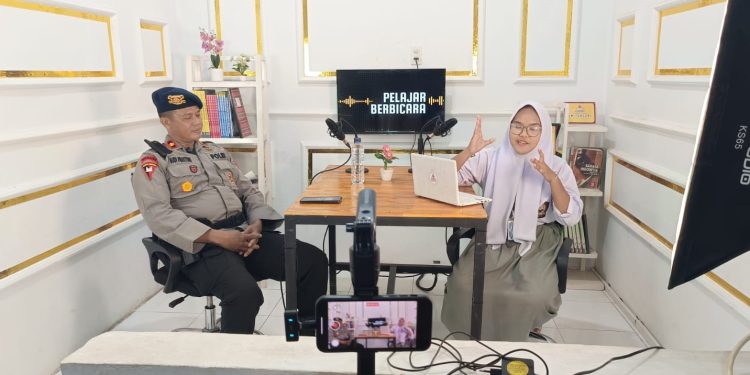 Bukan Sekadar Upacara, Wadanden Gegana Buka Ruang Dialog dengan Pelajar Lewat Podcast di SMAS Dwitunggal Bukan Sekadar Upacara, Wadanden Gegana Buka Ruang Dialog dengan Pelajar Lewat Podcast di SMAS Dwitunggal