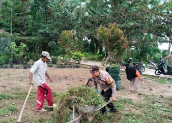 Sambut HUT ke-81 RI, Bhabinkamtibmas Polsek Siantar Martoba Ajak Warga Gotong Royong Bersihkan Arena Perlombaan
