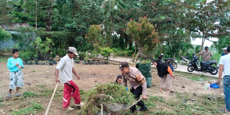 Sambut HUT ke-81 RI, Bhabinkamtibmas Polsek Siantar Martoba Ajak Warga Gotong Royong Bersihkan Arena Perlombaan
