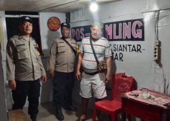 Bhabinkamtibmas Siantar Utara Perkuat Siskamling, Jaga Kondusivitas Malam di Jalan Tanah Jawa