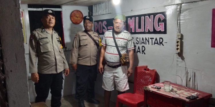 Bhabinkamtibmas Siantar Utara Perkuat Siskamling, Jaga Kondusivitas Malam di Jalan Tanah Jawa