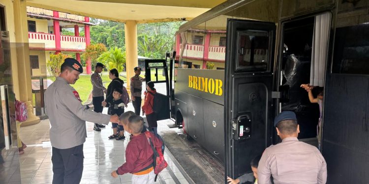37 Anak PPA Sambangi Markas Brimob Nias, Kenal Lebih Dekat Profesi Polisi dan Semangat Pengabdian 37 Anak PPA Sambangi Markas Brimob Nias, Kenal Lebih Dekat Profesi Polisi dan Semangat Pengabdian