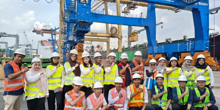 15 Mahasiswa Magang Pelindo Regional 1 Belawan Ikuti Kunjungan Lapangan, Kenali Ekosistem Kepelabuhanan 15 Mahasiswa Magang Pelindo Regional 1 Belawan Ikuti Kunjungan Lapangan, Kenali Ekosistem Kepelabuhanan