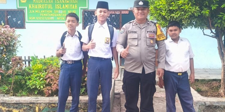 Dekati Pelajar, Bhabinkamtibmas Siantar Marihat Ajak Siswa MTs Khoirottul Islamiyah Jauhi Tawuran Dekati Pelajar, Bhabinkamtibmas Siantar Marihat Ajak Siswa MTs Khoirottul Islamiyah Jauhi Tawuran