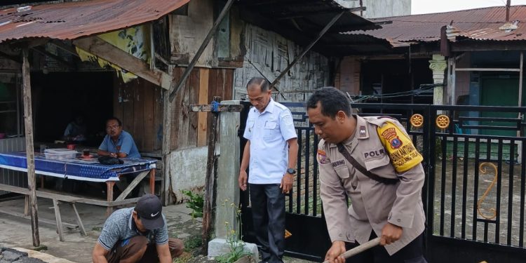 Polsek Siantar Utara dan Warga Bersatu Bersihkan Drainase, Cegah Genangan di Bah Biak Kiri