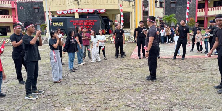 Brimob Nias Bawa Semangat Kemerdekaan ke Tengah Anak-Anak, Lomba 17 Agustus Penuh Keceriaan Brimob Nias Bawa Semangat Kemerdekaan ke Tengah Anak-Anak, Lomba 17 Agustus Penuh Keceriaan
