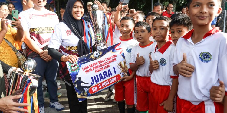 Semarak Merah Putih di CFD Pematangsiantar, Wesly Serahkan Hadiah Fun Run 8,1K dan Pekan Olahraga Semarak Merah Putih di CFD Pematangsiantar, Wesly Serahkan Hadiah Fun Run 8,1K dan Pekan Olahraga