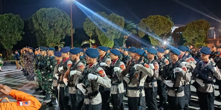 Hening Tengah Malam di TMP Bukit Barisan, Brimob Sumut Kawal AKRS HUT ke-81 RI Penuh Khidmat Hening Tengah Malam di TMP Bukit Barisan, Brimob Sumut Kawal AKRS HUT ke-81 RI Penuh Khidmat