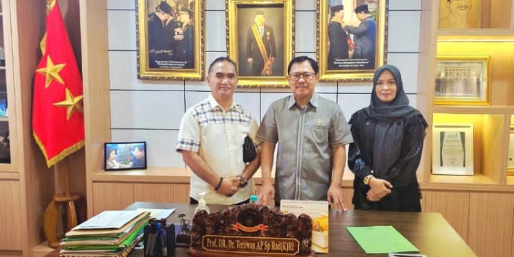 Haji Ninong Terharu, Terawan Turun Langsung Ambil Darah untuk Imunoterapi Haji Ninong Terharu, Terawan Turun Langsung Ambil Darah untuk Imunoterapi