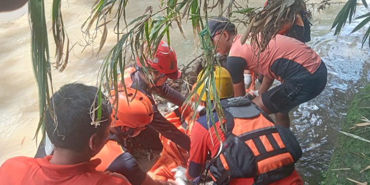 Tiga Hari Dicari, Hidayah Sitanggang Ditemukan Meninggal di Sungai Bah Sosopan Tiga Hari Dicari, Hidayah Sitanggang Ditemukan Meninggal di Sungai Bah Sosopan