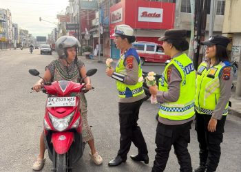HUT Polwan ke-78, Polwan Pematangsiantar Hadir di Jalan: Atur Lalin, Tebar Apresiasi dengan Bunga dan Coklat
