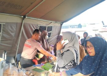 Tak Sekadar Menjaga, Brimob Polda Sumut Sajikan 500 Porsi Makanan bagi Warga Korban Puting Beliung