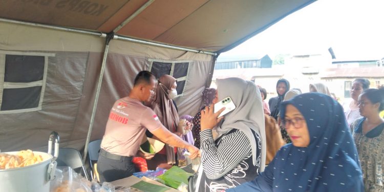 Tak Sekadar Menjaga, Brimob Polda Sumut Sajikan 500 Porsi Makanan bagi Warga Korban Puting Beliung Tak Sekadar Menjaga, Brimob Polda Sumut Sajikan 500 Porsi Makanan bagi Warga Korban Puting Beliung