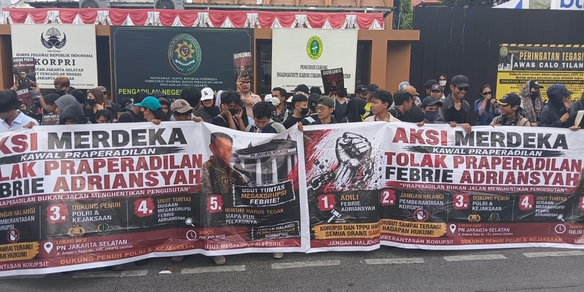 Jelang Putusan Praperadilan Febrie, Ratusan Massa Kembali Datangi PN Jaksel Jelang Putusan Praperadilan Febrie, Ratusan Massa Kembali Datangi PN Jaksel