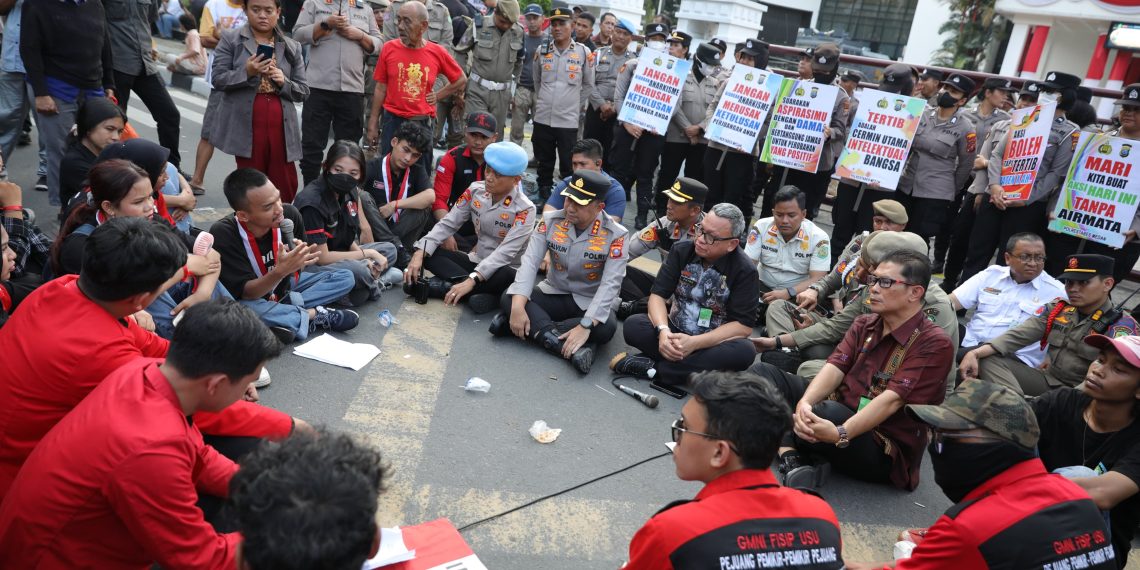 Polrestabes Medan Kedepankan Pelayanan, Aksi GMNI Berakhir dengan Gotong Royong Polrestabes Medan Kedepankan Pelayanan, Aksi GMNI Berakhir dengan Gotong Royong