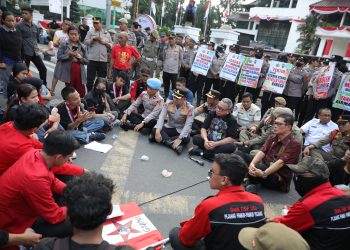Polrestabes Medan Kedepankan Pelayanan, Aksi GMNI Berakhir dengan Gotong Royong