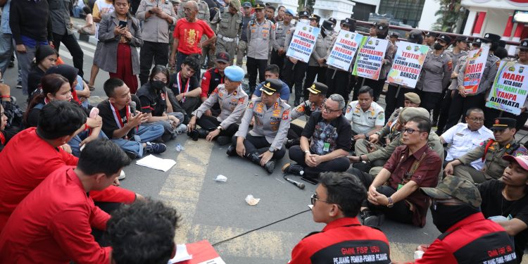 Polrestabes Medan Kedepankan Pelayanan, Aksi GMNI Berakhir dengan Gotong Royong Polrestabes Medan Kedepankan Pelayanan, Aksi GMNI Berakhir dengan Gotong Royong