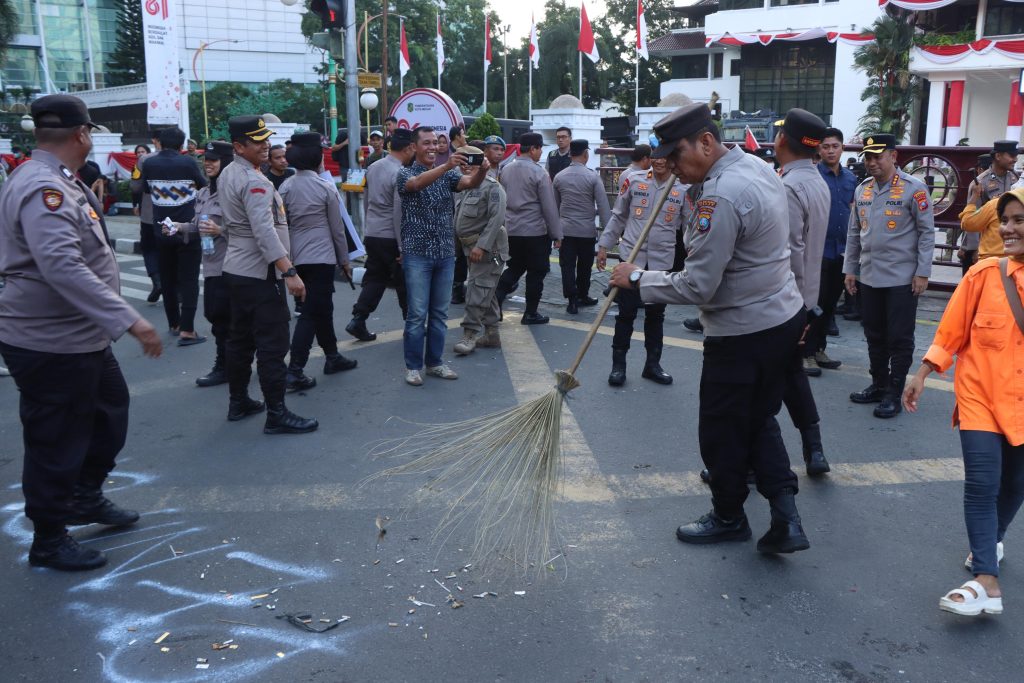 Polrestabes Medan Kedepankan Pelayanan, Aksi GMNI Berakhir dengan Gotong Royong Polrestabes Medan Kedepankan Pelayanan, Aksi GMNI Berakhir dengan Gotong Royong
