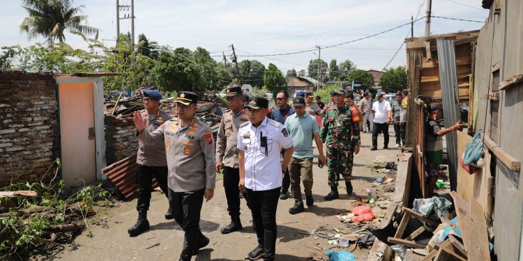150 Rumah Rusak Diterjang Puting Beliung di Medan Johor, Polisi Siagakan Personel 150 Rumah Rusak Diterjang Puting Beliung di Medan Johor, Polisi Siagakan Personel