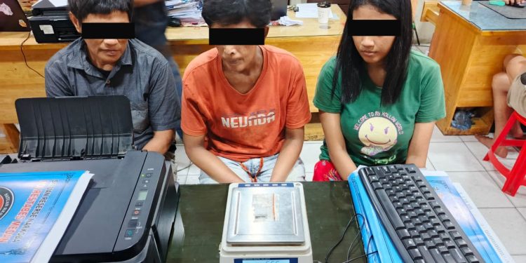 Kompak Jual Sabu, Mertua dan Menantu Kompak Masuk Jeruji Kompak Jual Sabu, Mertua dan Menantu Kompak Masuk Jeruji