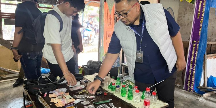 Bisnis Sabu 24 Jam di Rumah, IRT Bandar dan 5 Pria Dicokok Satresnarkoba Polrestabes Medan Bisnis Sabu 24 Jam di Rumah, IRT Bandar dan 5 Pria Dicokok Satresnarkoba Polrestabes Medan