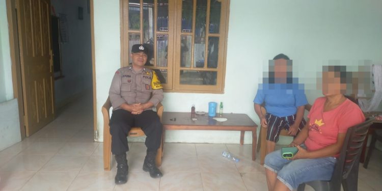 Bhabinkamtibmas Polsek Siantar Martoba Tindaklanjuti Keluhan Warga soal Pipa Tiang Listrik