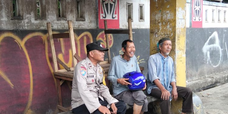 Bhabinkamtibmas Polsek Siantar Timur Sambangi Warga, Ajak Bersama Jaga Kamtibmas