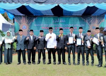 Hadiri Wisuda Santri Al-Kautsar, Bupati Simalungun Tekankan Pentingnya Generasi Cerdas, Beriman dan Berakhlak