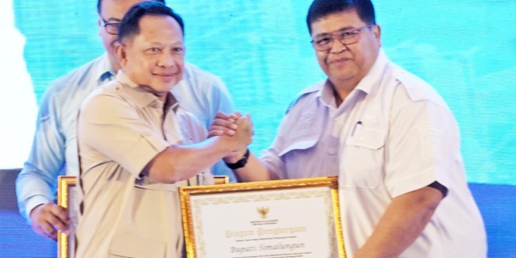 Bupati Anton Terima Penghargaan Kemendagri, Simalungun Dinilai Peduli dan Aktif Bantu Daerah Terdampak Bencana