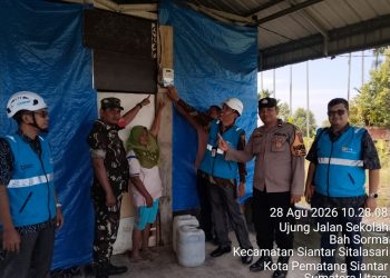 Listrik Gratis Hadir untuk Rubiah, Bhabinkamtibmas Ikut Pastikan Bantuan Berjalan Lancar